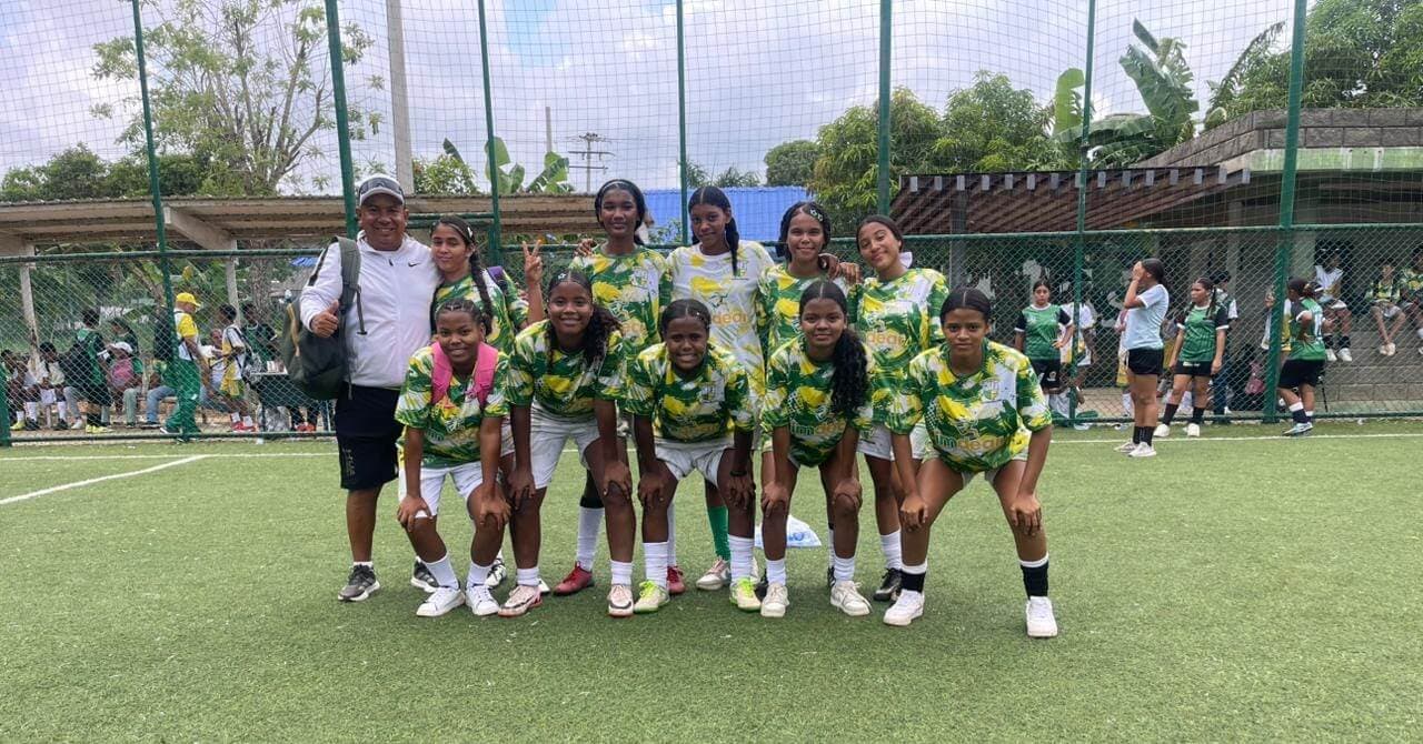Equipo femenino de microfútbol de la Institución Educativa de Gambote
